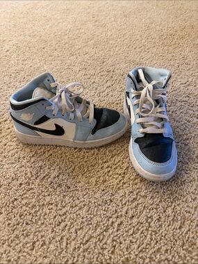 Nike Kids High-Top Sneakers in Light Blue, Black & White